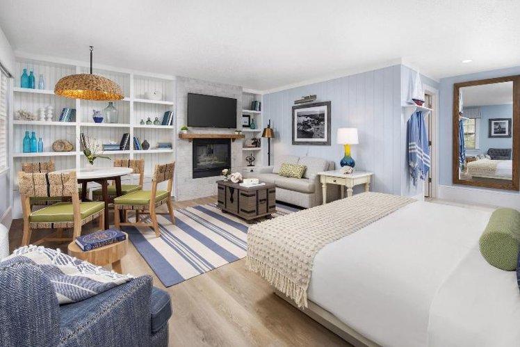 FAMILY ROOM KING SIZE BED Room