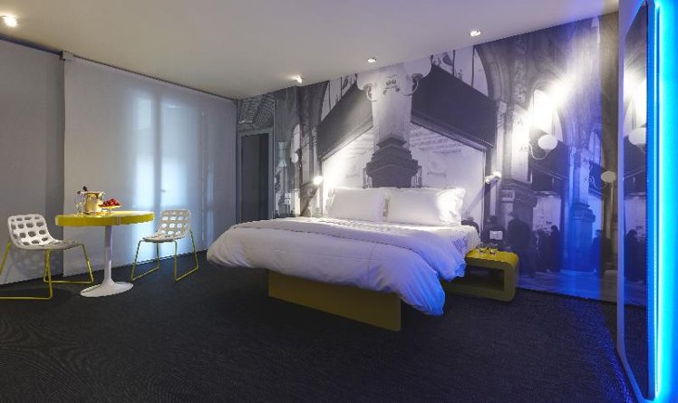 DOUBLE BUSINESS KING BED Room
