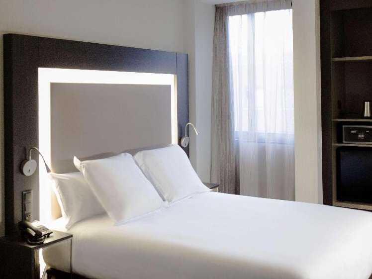 DOUBLE QUEEN SIZE BED Room