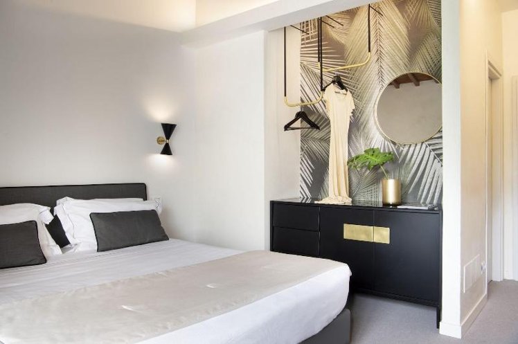 DOUBLE DELUXE KING BED Room