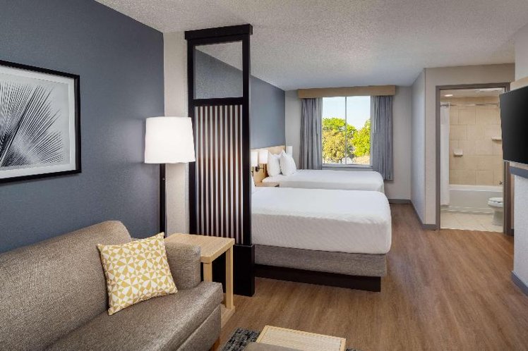 DOUBLE QUEEN SIZE BED Room