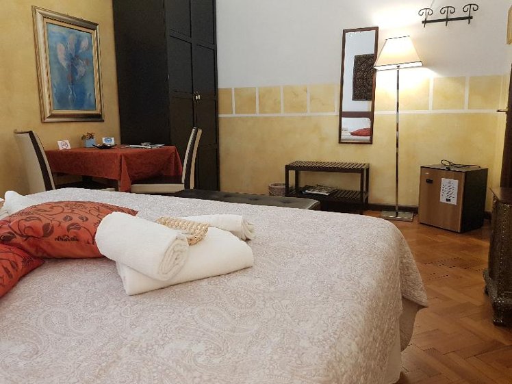 Double or Twin WITH SHARED BATHROOM Room