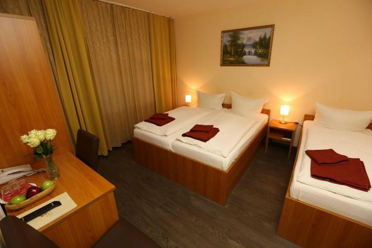 TRIPLE TWO BEDS Room