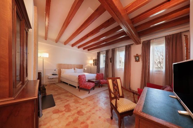 Double or Twin DELUXE Room