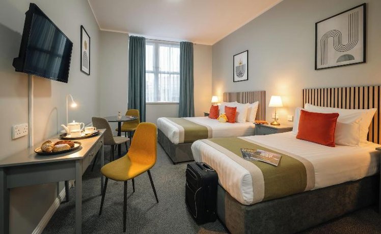 TRIPLE TWO BEDS Room