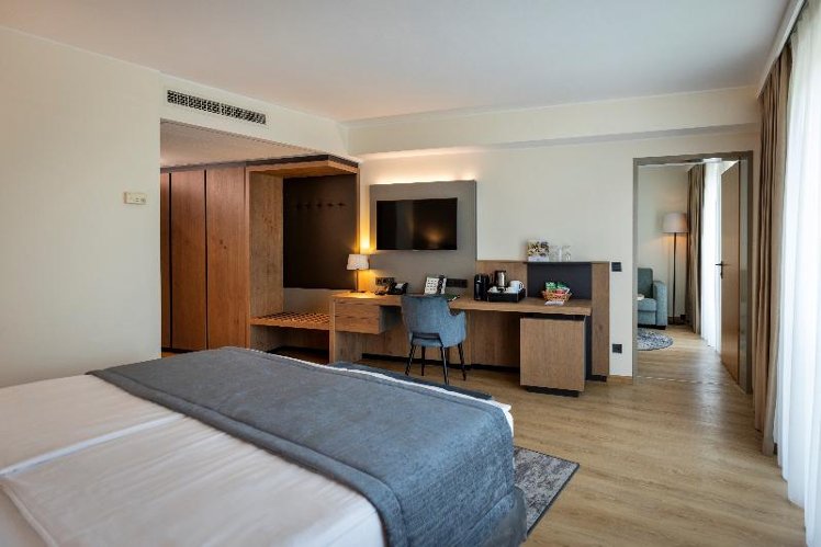 JUNIOR SUITE STANDARD Room