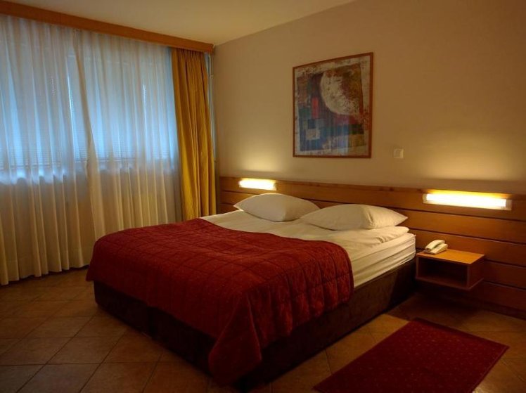 TRIPLE STANDARD Room