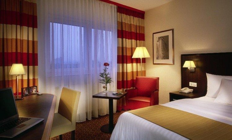 DOUBLE QUEEN SIZE BED Room