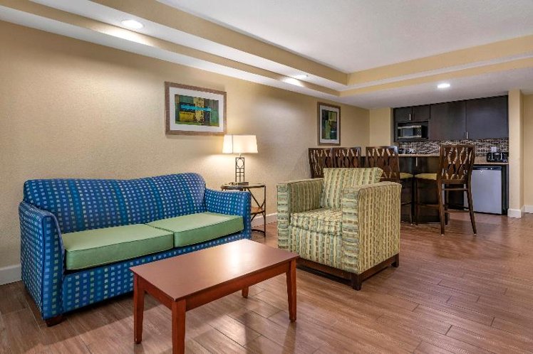 SUITE TWO QUEEN BEDS ONE BEDROOM Room