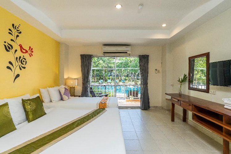 TRIPLE POOL VIEW Room
