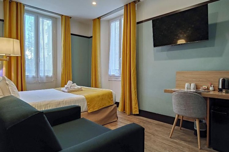 DOUBLE SUPERIOR QUEEN BED Room