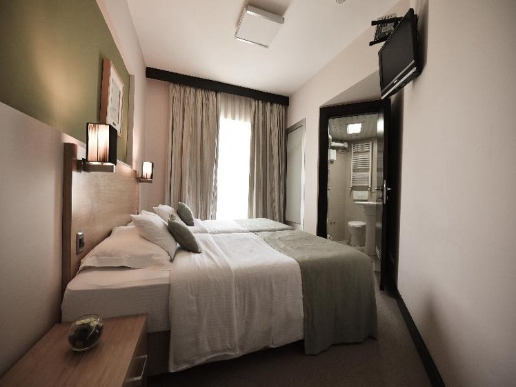 DOUBLE SINGLE USE CLASSIC KING BED Room