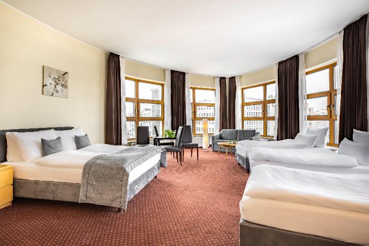 TRIPLE PREMIUM QUEEN BED Room