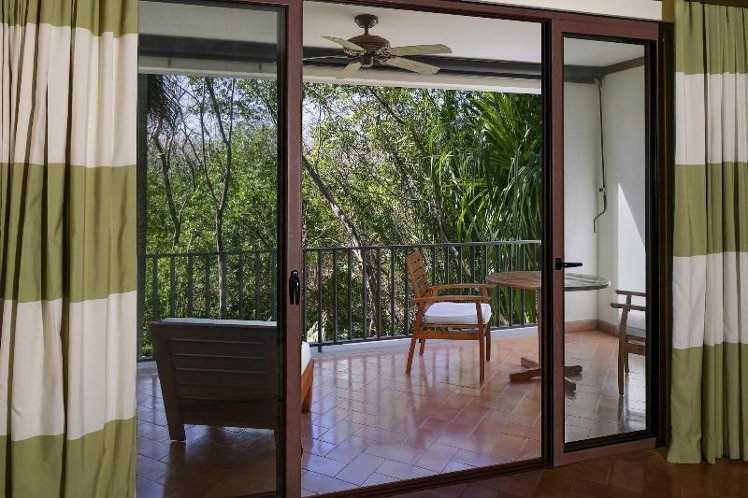 SUITE GARDEN VIEW KING BED Room
