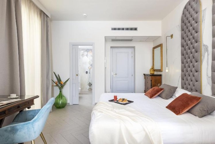 JUNIOR SUITE QUEEN SIZE BED Room