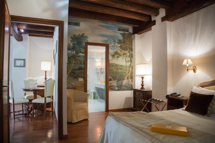 SUITE GARDEN VIEW Room