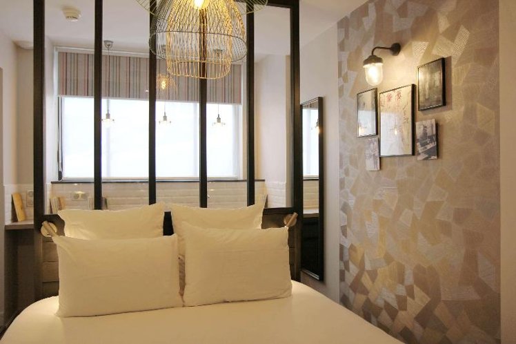 STUDIO QUEEN SIZE BED Room