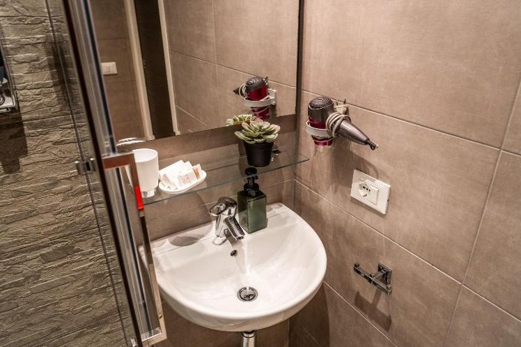 DOUBLE SINGLE USE WITH DOUBLE BED Room