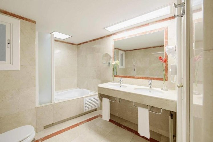 TRIPLE STANDARD Room