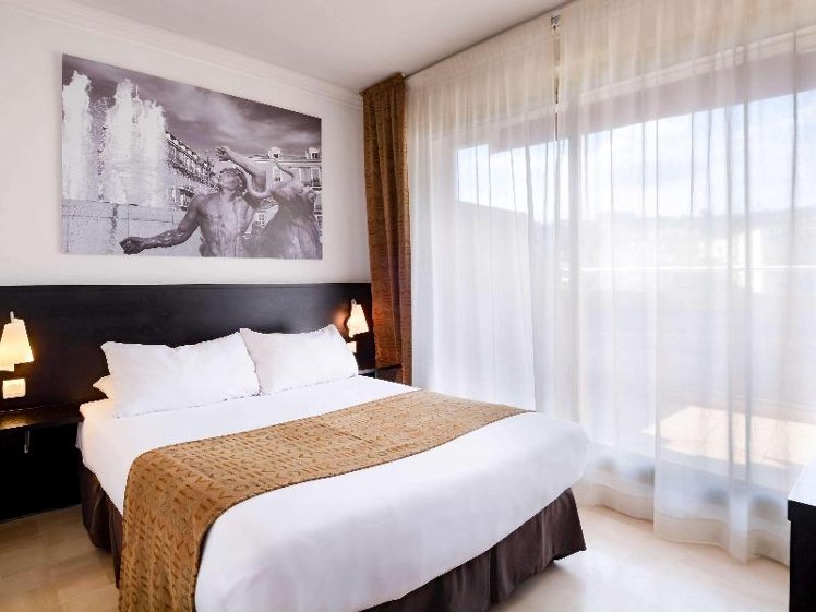 STUDIO CITY VIEW Room