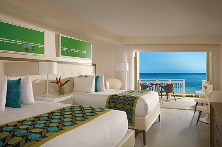 SINGLE OCEAN FRONT TWO DOUBLE BEDS Room