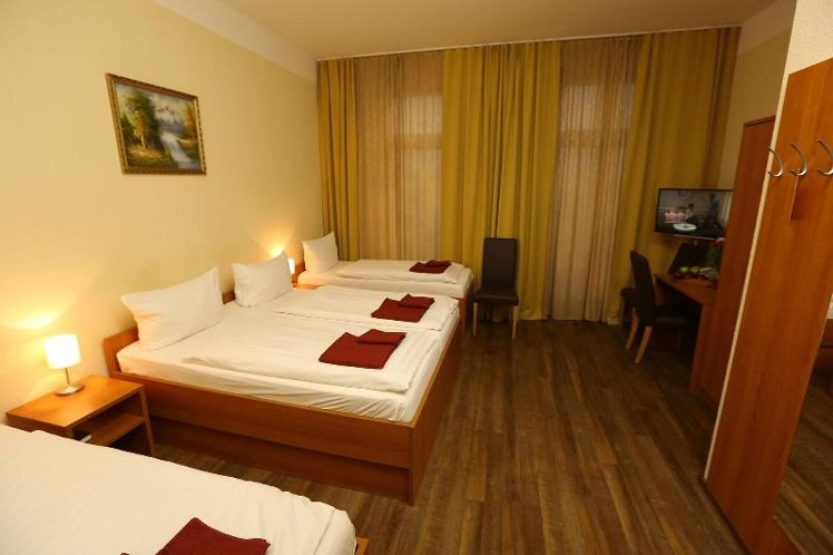 QUADRUPLE THREE BEDS Room