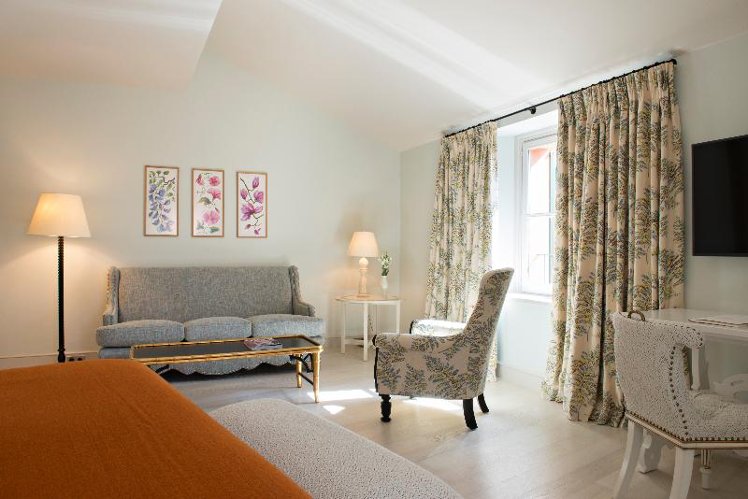 JUNIOR SUITE STANDARD Room