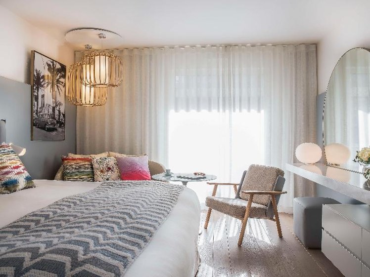 DOUBLE SUPERIOR QUEEN BED Room