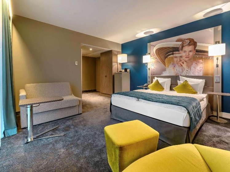 DOUBLE SUPERIOR QUEEN BED Room