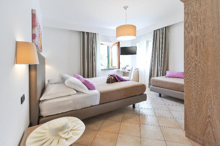 TRIPLE GARDEN VIEW Room