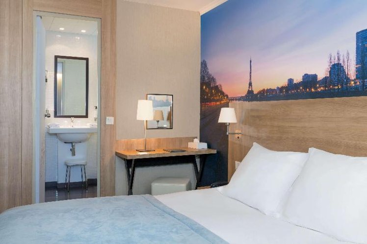 DOUBLE QUEEN SIZE BED Room
