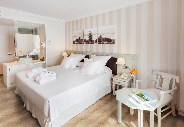 Double or Twin DELUXE Room
