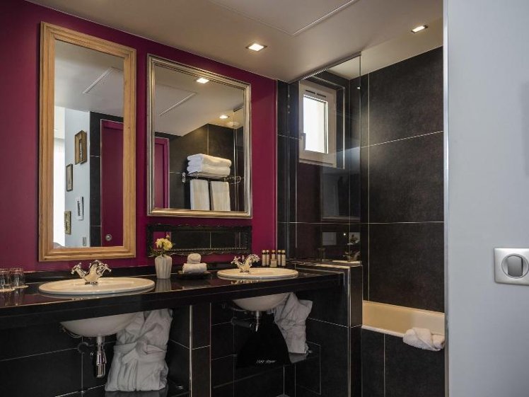 DOUBLE QUEEN SIZE BED Room