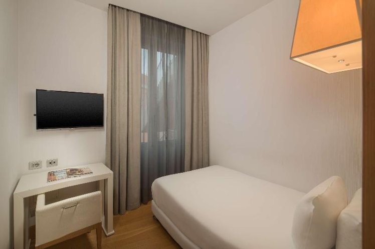 SINGLE STANDARD Room