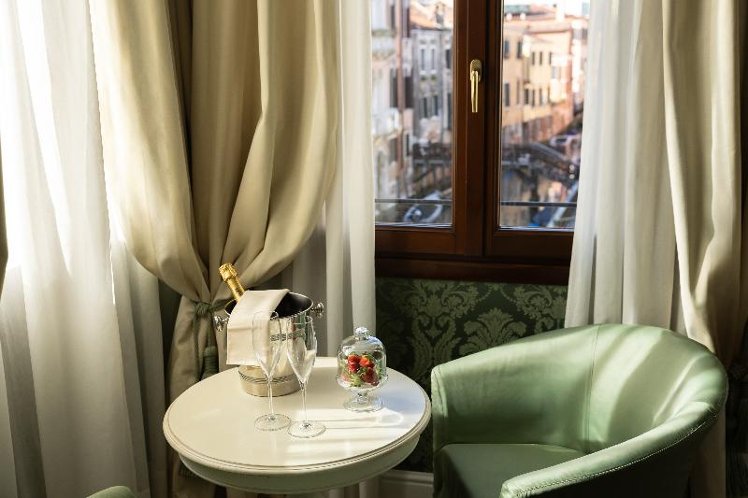 DOUBLE PREMIUM WITH VIEWS Room