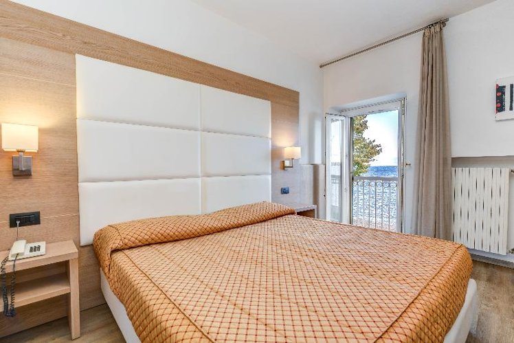 DOUBLE LAKE VIEW Room