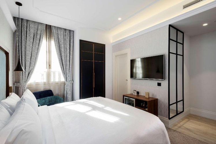 DOUBLE KING SIZE BED Room
