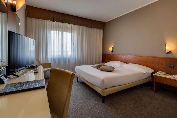 DOUBLE QUEEN SIZE BED Room