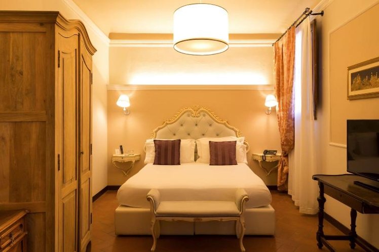DOUBLE QUEEN SIZE BED Room
