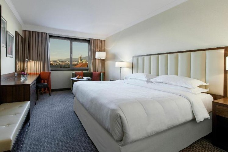 DOUBLE DELUXE QUEEN BED Room