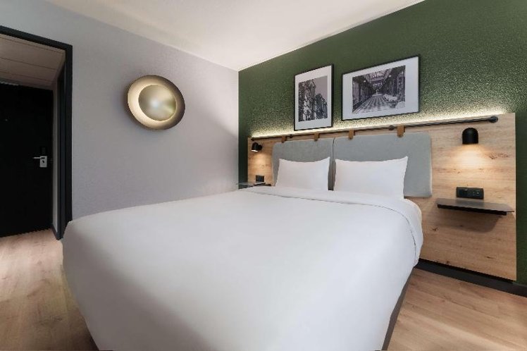 DOUBLE QUEEN SIZE BED Room