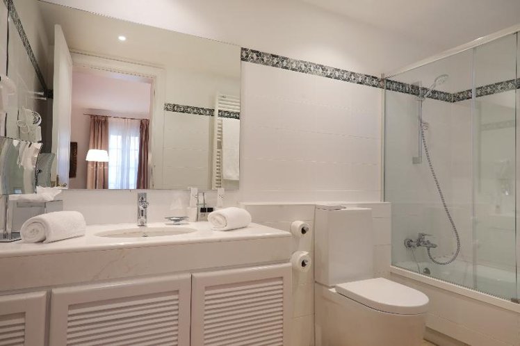 Double or Twin DELUXE Room