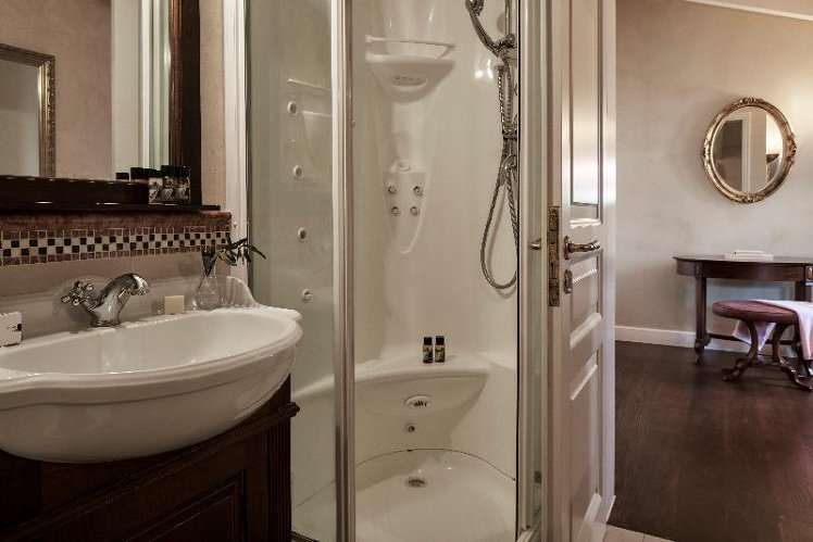 SINGLE STANDARD Room