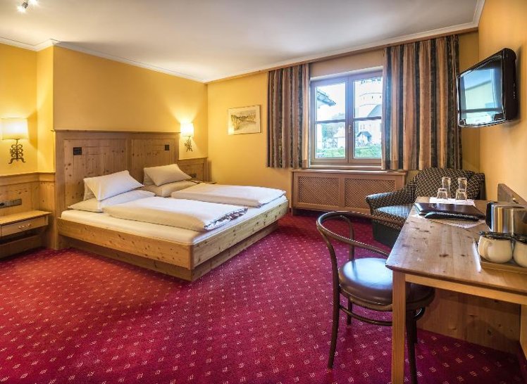 DOUBLE CLASSIC QUEEN BED Room