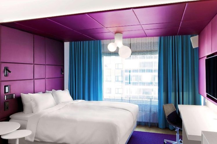 DOUBLE BUSINESS KING BED Room