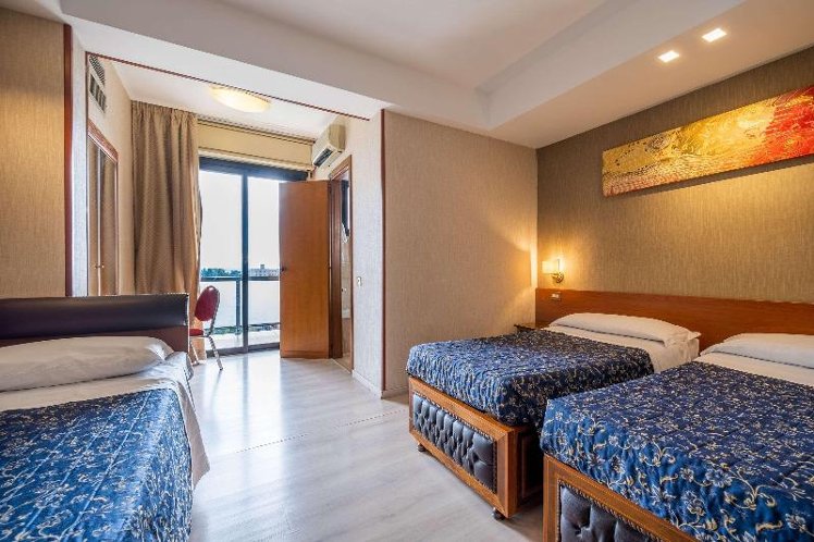 TRIPLE STANDARD Room