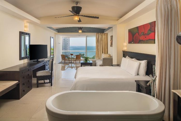 JUNIOR SUITE OCEAN VIEW KING BED Room
