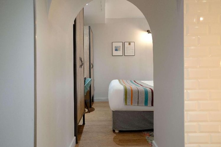 STUDIO QUEEN SIZE BED Room