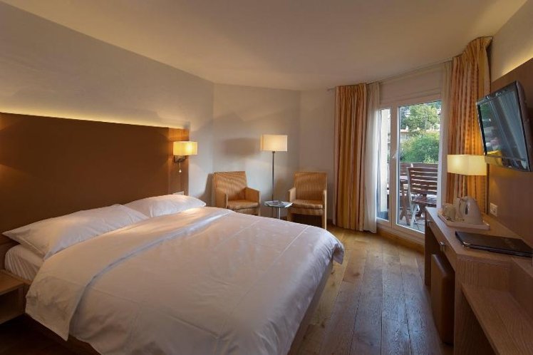 DOUBLE QUEEN SIZE BED Room