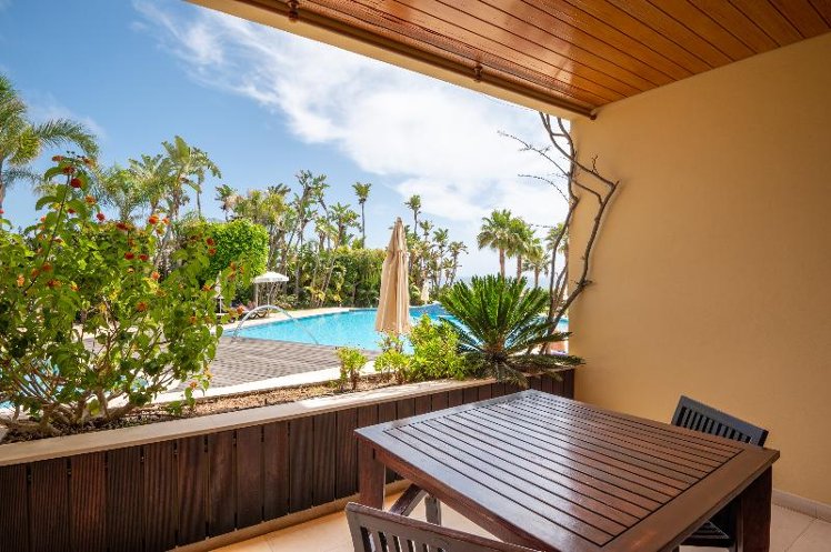 STUDIO POOL VIEW Room